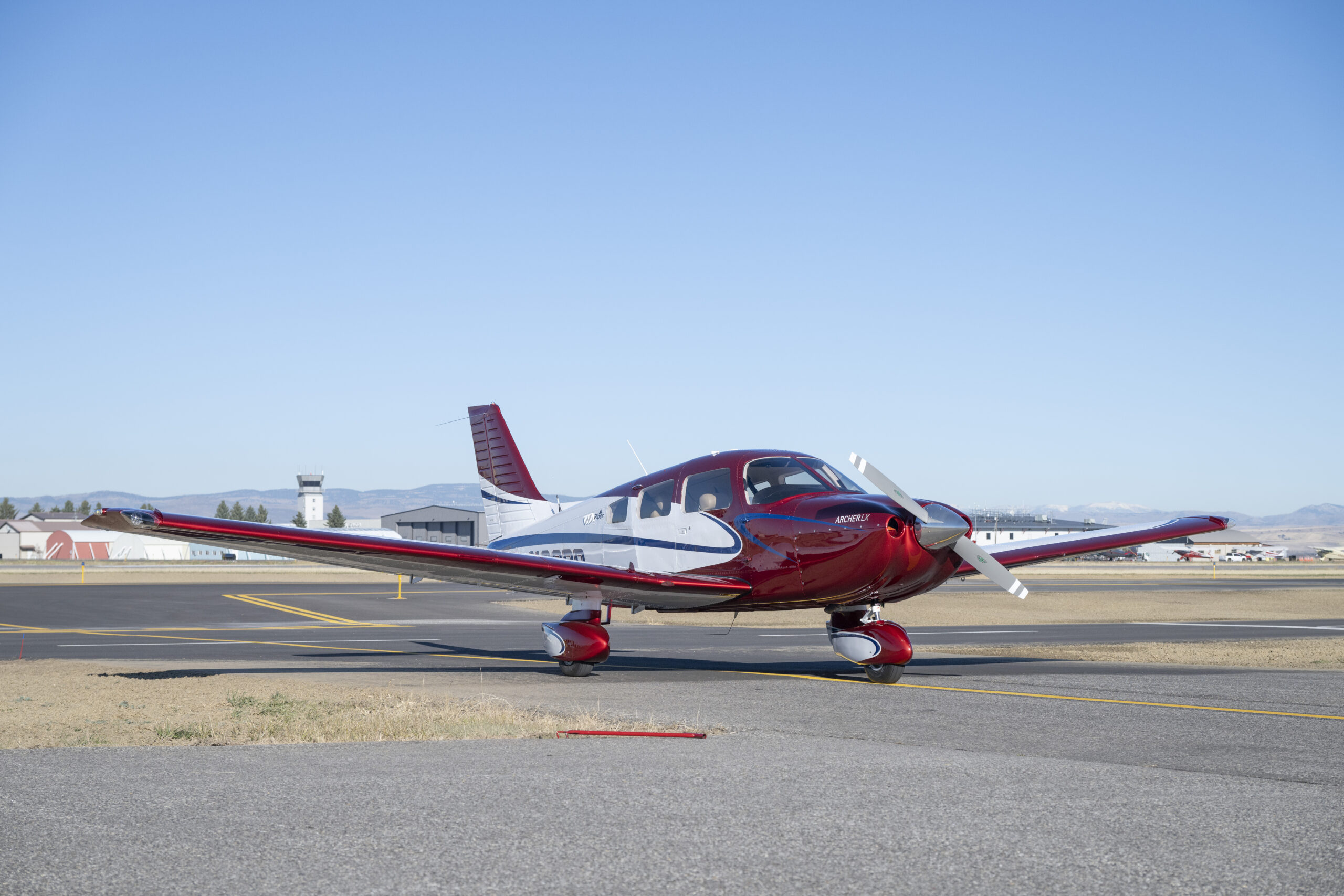 Learn to fly in Los Angeles with modern training aircraft at aviation flight school